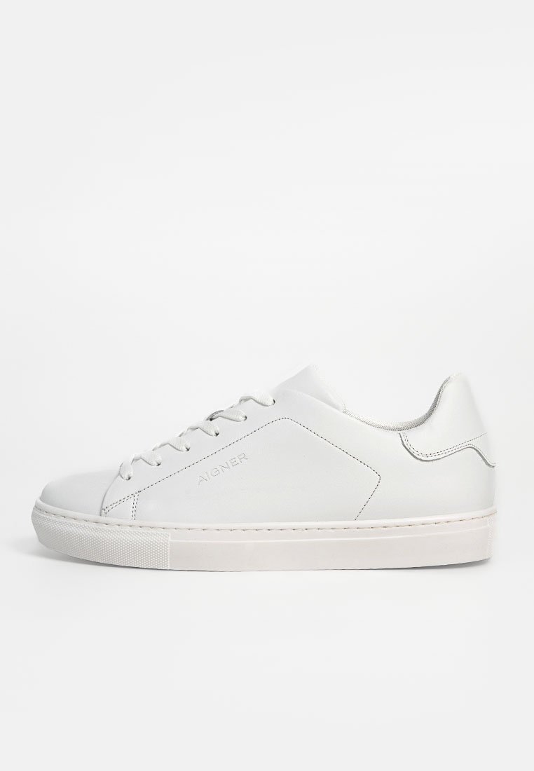 Weiße Ledersneaker mit runder Zehenpartie, Schnürverschluss und minimalistischer Gestaltung. Die Sohle ist flach mit dezenten Nähten und Branding an der Seite.