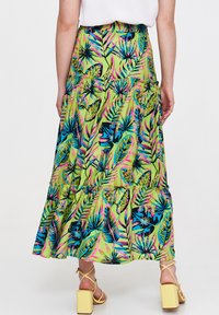 Kwiatowa maxi spódnica z żywym tropikalnym wzorem w odcieniach zieleni, czerni, różu i niebieskiego, z falbaniastym dołem i elastyczną talią.