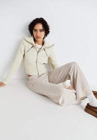Pieces PCLAYA MW WIDE  - Housut - simply taupe/coconut milk