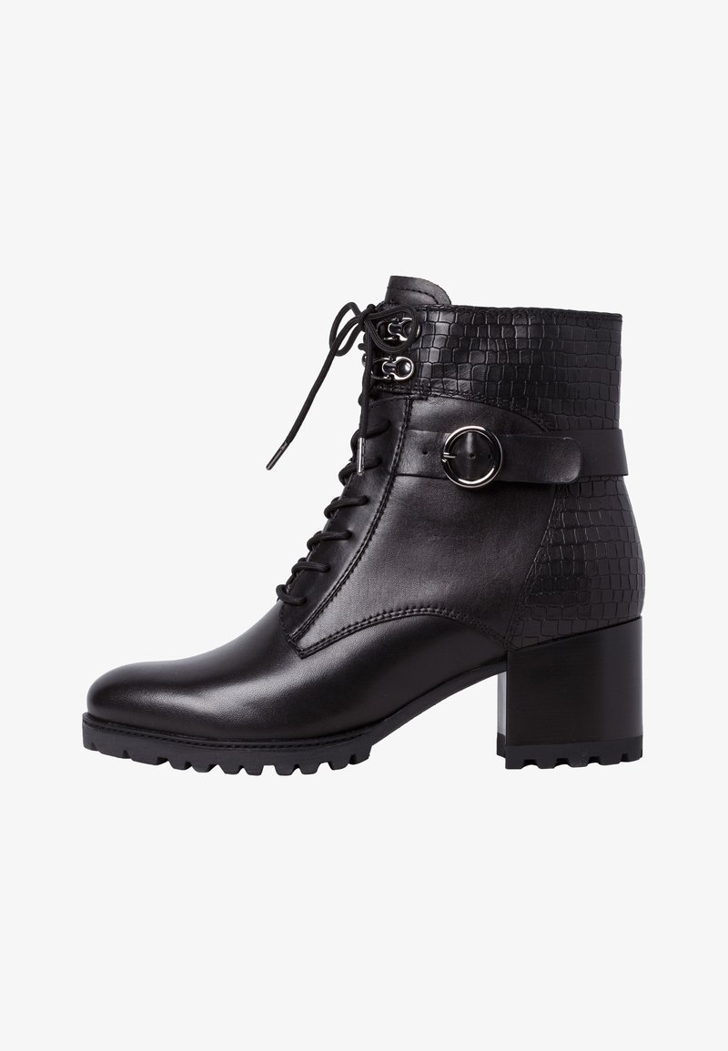 Bottine noire en cuir lisse et matière texturée à motif crocodile, dotée d'un laçage avant et d'une semelle à talon épais.