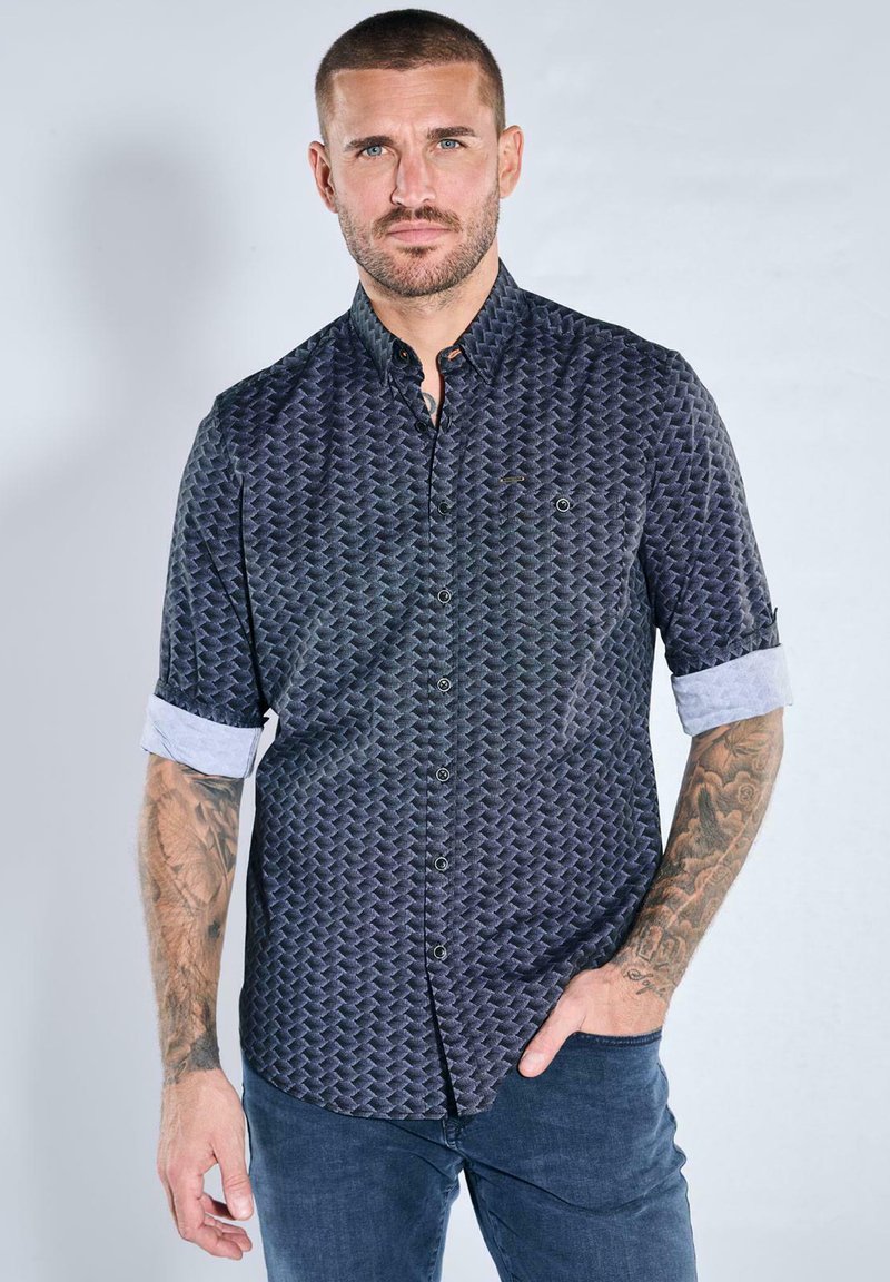 Kurzärmeliges Hemd aus dunkel gemustertem Stoff mit geometrischem Design, mit Kragen, Knopfleiste vorne und kontrastierenden hellblauen Manschetten.
