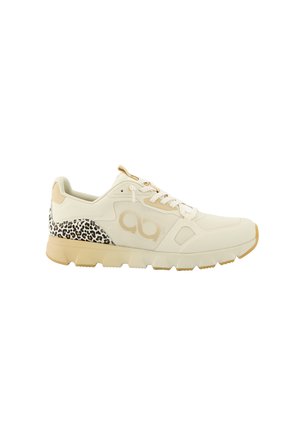 Zapatilla deportiva beige con cordones blancos, laterales de malla, detalle de talón con estampado de leopardo y una suela beige gruesa.