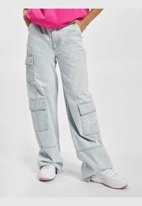 Karl Kani - SERIF CARGO POCKET  - Flared Jeans - bleachedblue Thumbnail-Bild 1