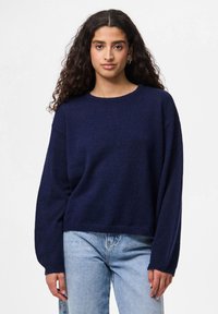 Suéter tricotado azul-marinho com decote redondo, mangas longas e design cropped. Textura macia e bainha e punhos canelados.