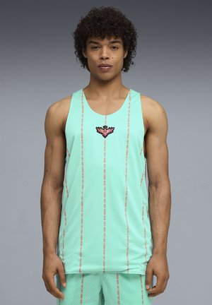 Mintgrøn atletisk tanktop med lodrette striber og et broderet vinget emblem i midten. Fremstillet af åndbart mesh-materiale.