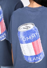 Tommy Jeans FUN NOVELTY TEE UNISEX  - T-shirt estampada - dark night navy