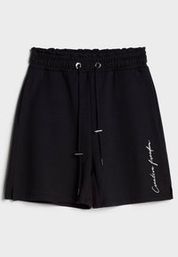 Černé šortky s nastavitelným elastickým pasem, který má šňůrku a stříbrné kovové detaily. Na boku je také textový design.
