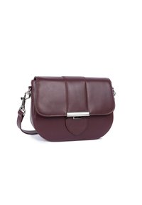 Borsa a tracolla in pelle borgogna con pattina, hardware in argento, cuciture prominenti e dettaglio a punta sul fondo. Inclusa tracolla regolabile.