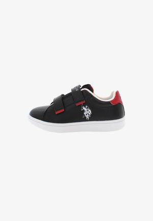 Baskets en cuir noir avec deux bandes Velcro, semelle en caoutchouc blanche, accents rouges sur le talon et un graphique logo blanc sur le côté.