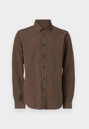 Brązowa koszula z długim rękawem, wykonana z teksturowanej tkaniny, z klasycznym kołnierzykiem i zapięciem na guziki z przodu.