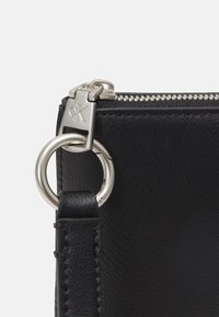 Calvin Klein Jeans MAKE UP BAG D RING KEYFOB SET - Kosmetyczka
