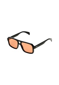 Occhiali da sole neri rettangolari con lenti arancioni. Presentano un design audace della montatura e stanghette larghe. Marchio ben visibile sul braccio laterale.