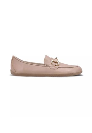 Beige leren platte loafer met afgeronde neus en goudkleurige metalen paardenbit-detail bovenop, platte zool, zijaanzicht.