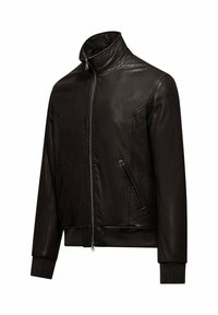 Giubbotto in pelle nera con colletto alto, chiusura a zip, due tasche laterali e polsini e orlo a coste. Texture liscia con una forma aderente.