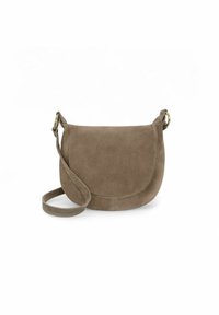 Sac à bandoulière en suède marron avec un rabat arrondi, une sangle ajustable et des accents en laiton. Texture lisse et design minimaliste.