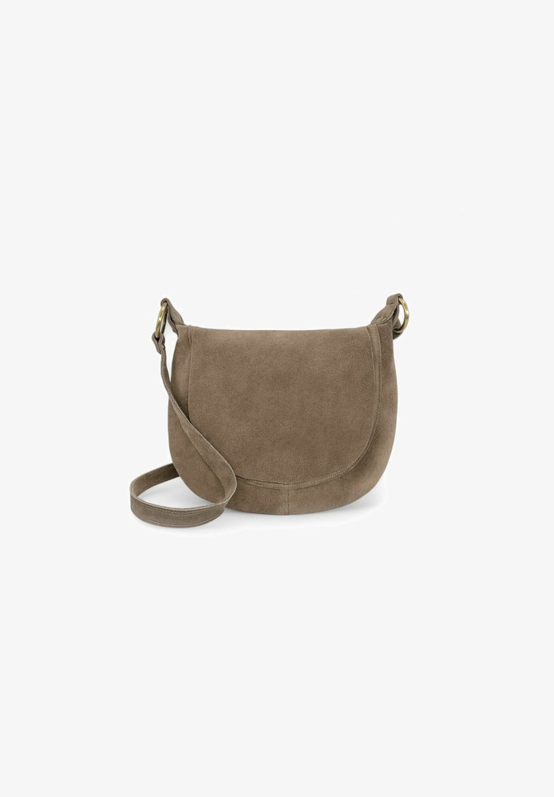 Sac à bandoulière en suède marron avec un rabat arrondi, une sangle ajustable et des accents en laiton. Texture lisse et design minimaliste.