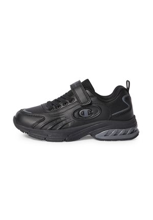 Zapatilla deportiva negra con cordones y cierre de velcro, suela acolchada y un logo texturizado en el lateral.