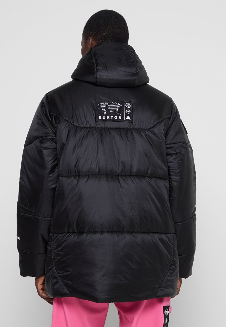 Schwarze Daunenjacke mit strukturierter Oberfläche, ausgestattet mit einer Kapuze und einem runden Logo-Patch auf dem Rücken, akzentuiert durch kontrastierende Nähte und Details.