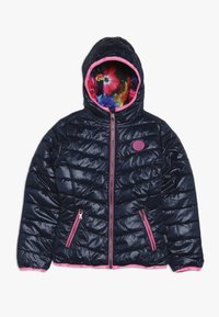 Námořnická péřová bunda s lesklou texturou, růžovými zipovými akcenty a barevným květinovým vzorem podšívky v kapuci. Obsahuje boční kapsy.
