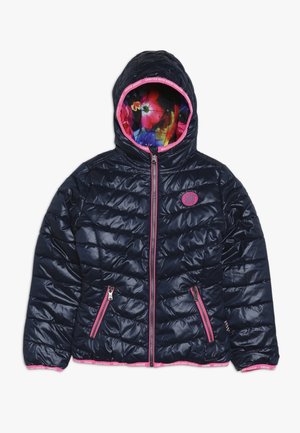 Marineblauer Puffermantel mit glänzender Textur, pinken Reißverschlussakzenten und einem bunten Blumemusterfutter in der Kapuze. Verfügt über seitliche Taschen.