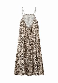 Robe à imprimé léopard présentant une coupe ample, des bretelles spaghetti, un décolleté en V, et un tissu léger et fluide avec une surface texturée.