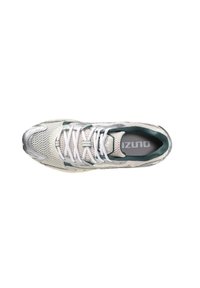 Scarpa da corsa in mesh grigia e bianca, con una parte superiore testurizzata, dettagli verdi, lacci bianchi e collo imbottito. Logo visibile sulla soletta.