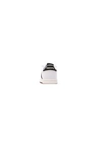 Sneaker bianco con un accento nero e logo sul tallone. Presenta una suola in gomma e una tomaia in materiale sintetico liscio. Design minimalista.