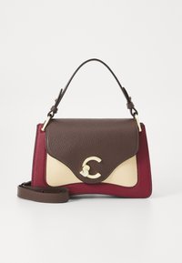 Sac à main en cuir avec une forme structurée, comportant des panneaux marron, crème et bordeaux, un logo doré et une bandoulière amovible.
