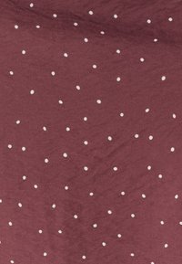 Bordová látka s malými, rovnomerne rozmiestnenými bielymi bodkami a jemnou textúrou a vráskami po celej ploche materiálu.