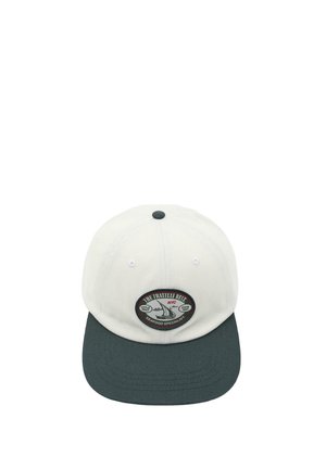 Biela baseballová čiapka s tmavozeleným šiltom a vyšívaným oválnym logom s nápisom „The Fratelli Reef NYC Seafood Specialist“ a plachetnicou.