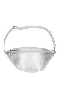 Sac banane en cuir texturé argenté avec sangle réglable et fermeture éclair sur fond blanc.