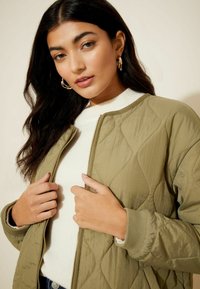 Friends Like These REGULAR FIT - Lengva striukė - khaki green