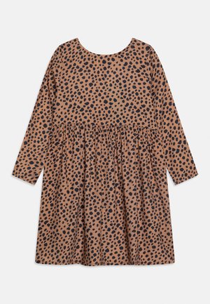 Pruun pika varrukaga kleit mustade ebakorrapäraste täppidega, kogutud vöökohaga ja ümmarguse kaelusega, esitatud valgel taustal laialt laotatuna.