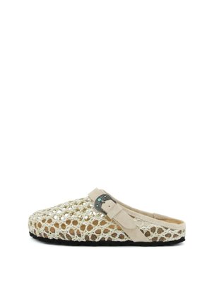 Mule beige intrecciato con design a rete aperta, plantare in sughero, suola nera e cinturino decorativo con fibbia con borchie turchesi sul lato.