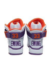 Vysoké tenisky z bílé kůže s fialovými a oranžovými akcenty. Obsahuje pásek, výrazný nápis "Ewing" a viditelnou polstrovanou manžetu.