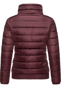 Bordo pūkinis švarkas su aukštu apykakle, siuvinėjimu, elastingu apdailos kraštu ir rankovėmis. Yra šoninis kišenė su subtiliu logotipo akcentu.