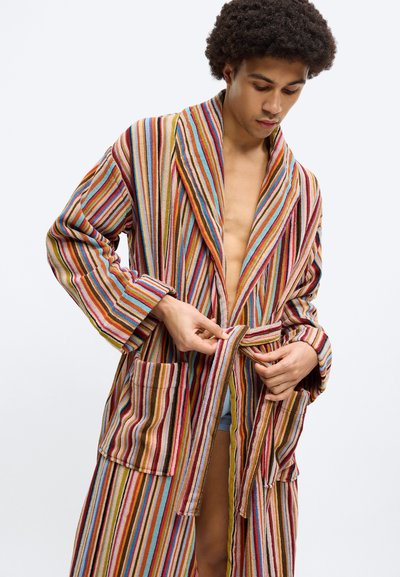 Ριγέ μπουρνούζι με κάθετες πολύχρωμες ρίγες από βαμβάκι, με γιακά σάλι, μακριά μανίκια, δύο μπροστινές τσέπες και ζώνη στη μέση.