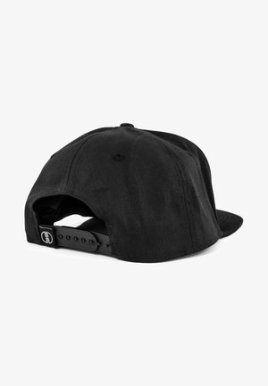 Melna auduma beisbola cepure ar plakanu malu, regulējama plastmasas aizmugurējā sprādze un izšuvumu detaļas uz vainaga un viziera.