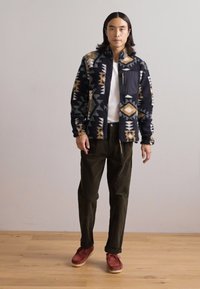 Lindbergh WIDE FIT PANTS - Pantalones - army