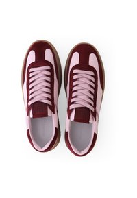 Bordeauxrote und rosa Sneakers aus Wildleder und Leder mit Gummilaufsohle, Schnürdesign und geprägtem Logodetail.