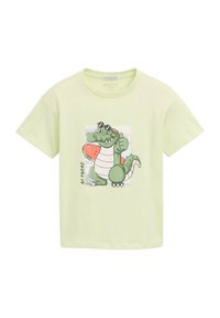 Camiseta de algodón verde claro con un gráfico de un cocodrilo de dibujos animados sosteniendo una sandía, con el texto "HOLA". Mangas cortas.