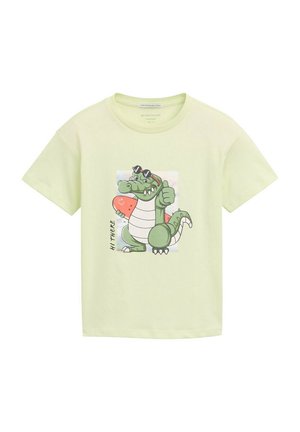 Lichtgroene T-shirt van katoen met een cartoon krokodil grafiek die een watermeloen vasthoudt, met de tekst "HI THERE." Korte mouwen.