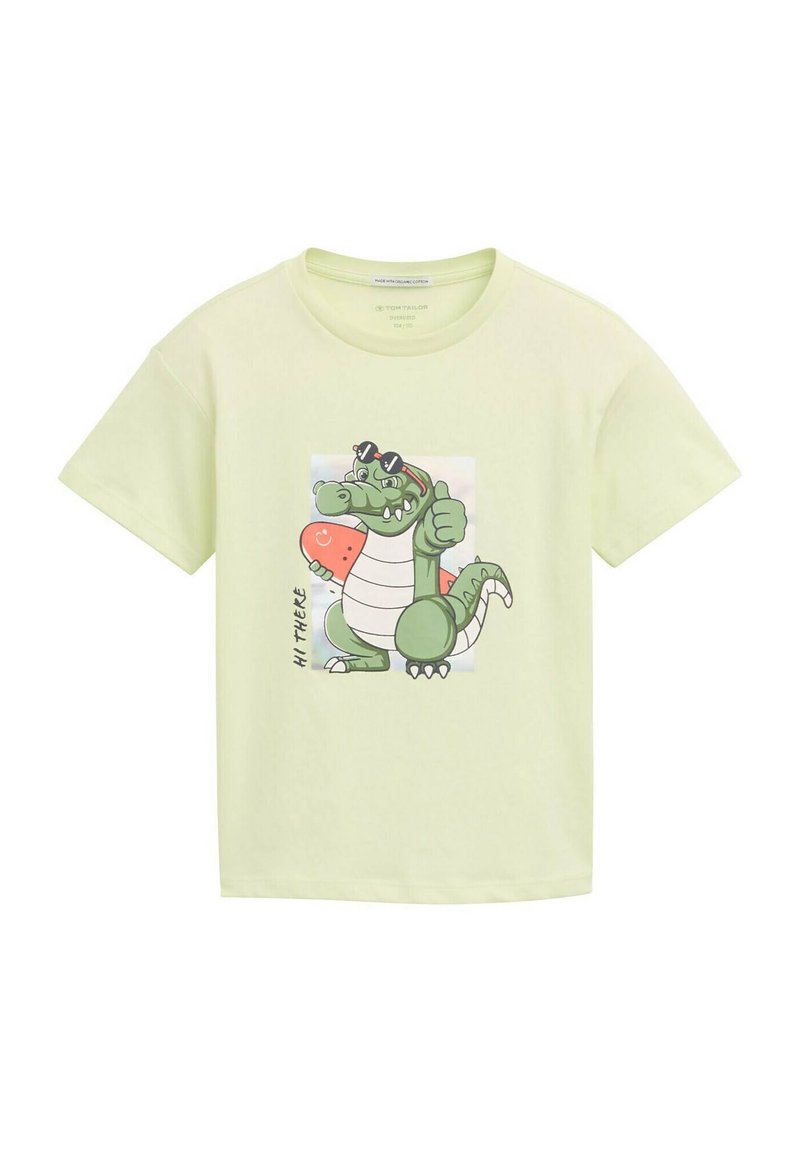 Camiseta de algodón verde claro con un gráfico de un cocodrilo de dibujos animados sosteniendo una sandía, con el texto "HOLA". Mangas cortas.