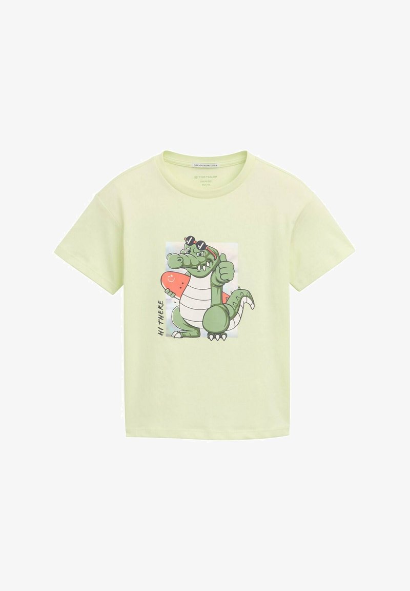 Šviesiai žalia medvilninė marškinėlių, kuriuose yra animacinio krokodilo grafika, laikantis arbūzą, su užrašu "HI THERE." Trumpomis rankovėmis.