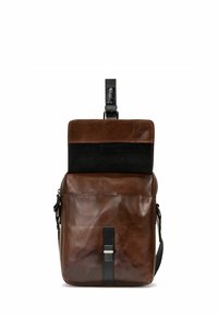 Brązowa skórzana torba na ramię z odpinanym czarnym paskiem, z zapięciem na klapkę, fakturowaną powierzchnią oraz przednią kieszenią z detalami z metalu.