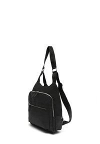 Borsa a spalla nera realizzata in morbido tessuto, con tracolla regolabile, tasca frontale con zip e texture liscia con dettagli in metallo argentato.