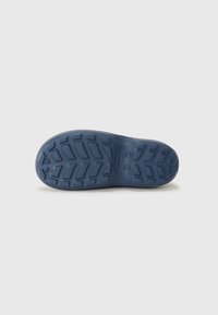 Sole di scarpa in gomma blu con un profondo motivo di battistrada, caratterizzata da rettangoli in rilievo e un'area di grip circolare. Texture liscia con logo in rilievo.