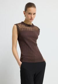 Brązowa, prążkowana bluzka bez rękawów z przezroczystym wykończeniem przy dekolcie, z teksturowanym wzorem i falbaniastymi akcentami na brzegach.