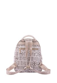 Sac à dos beige avec motif logo, quincaillerie dorée, poche avant zippée, bretelles rembourrées et réglables, et une poignée supérieure pour le transport.