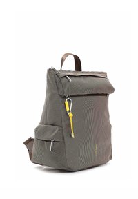 Grijze textuurrugzak met voorzak met ritssluiting, zijvak, bruine handgreep en gele sleutelclip bevestigd aan de rits vooraan.